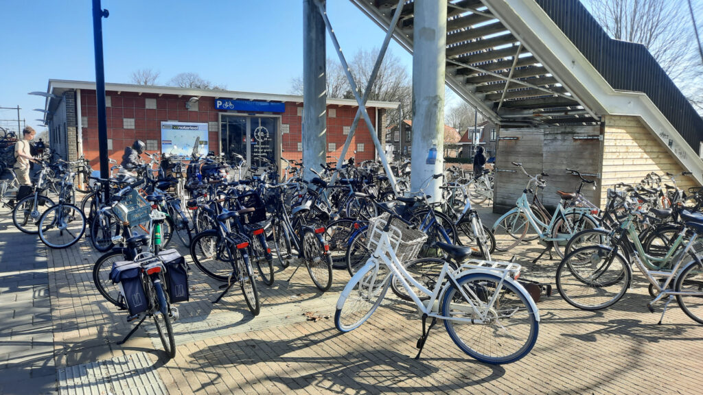 Chaos rond het station en naast de rekken / fietsenstalling.
